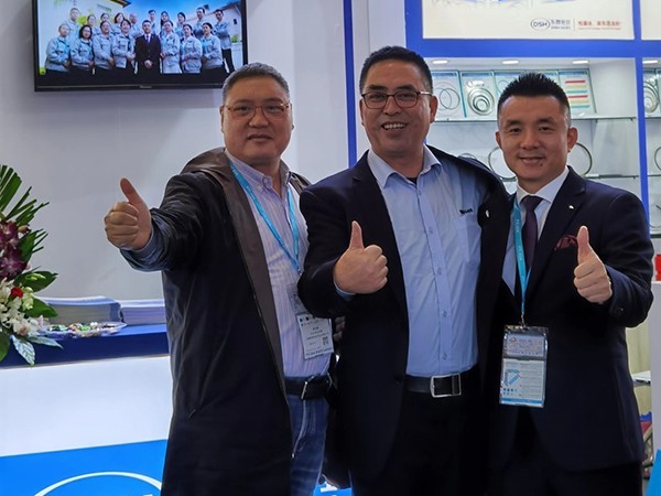 東晟總經(jīng)理胡燕林先生與客戶合影留念-東晟唇形密封圈