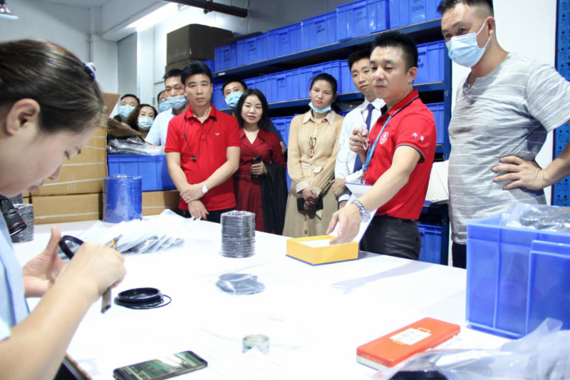 東晟密封胡總向客戶介紹產(chǎn)品