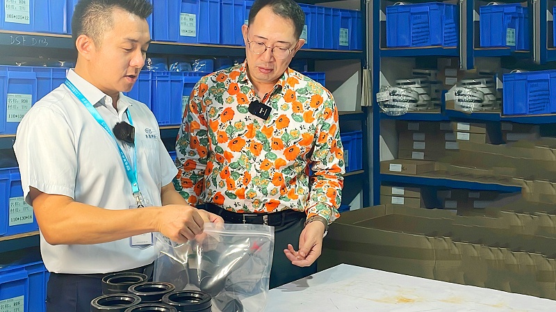 2質(zhì)檢部與倉(cāng)庫(kù)牛商央視財(cái)經(jīng)評(píng)論員單仁與東晟密封件胡燕林 (2)