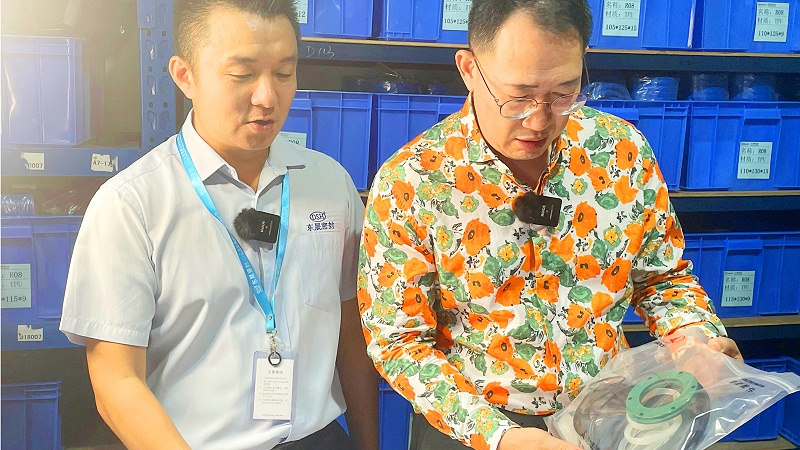 2質(zhì)檢部與倉(cāng)庫(kù)牛商央視財(cái)經(jīng)評(píng)論員單仁與東晟密封件胡燕林 (3)