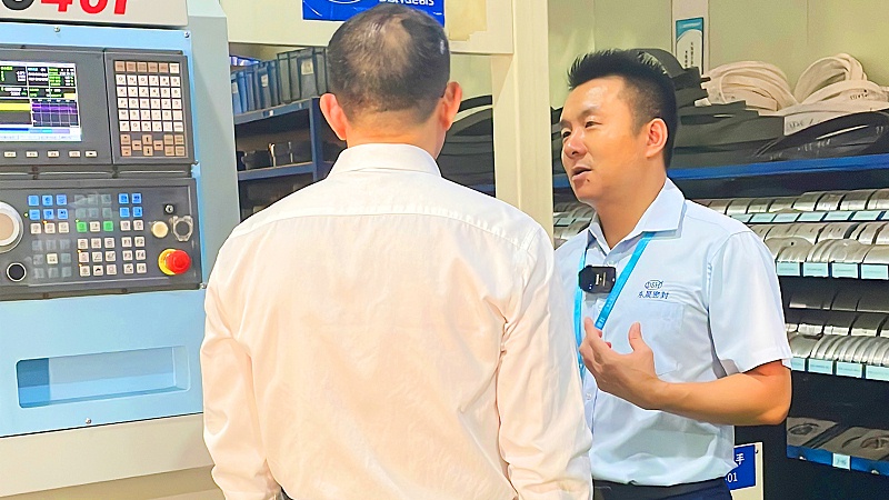 1生產(chǎn)車間-牛商央視財(cái)經(jīng)評(píng)論員單仁與東晟密封件胡燕林 (2)