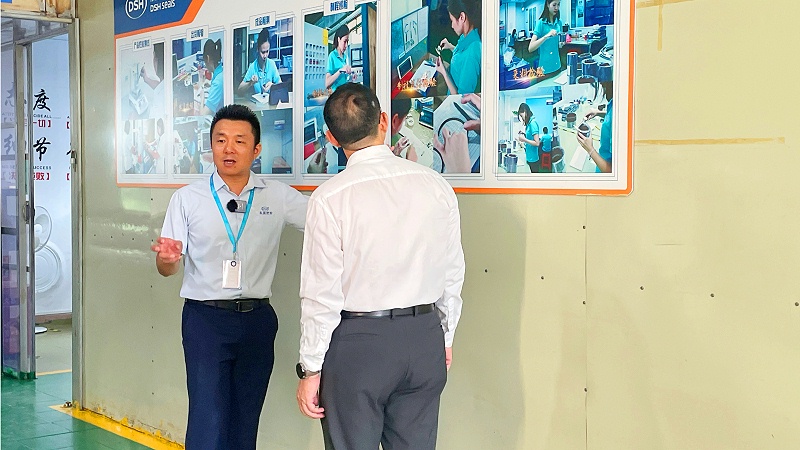 2質(zhì)檢部與倉(cāng)庫(kù)牛商央視財(cái)經(jīng)評(píng)論員單仁與東晟密封件胡燕林 (1)