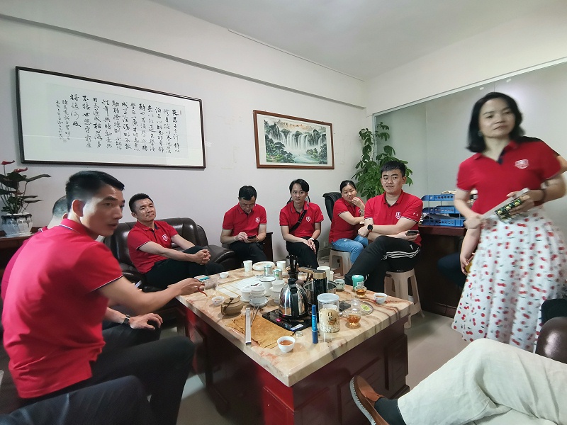 劉總對(duì)公司情況作介紹